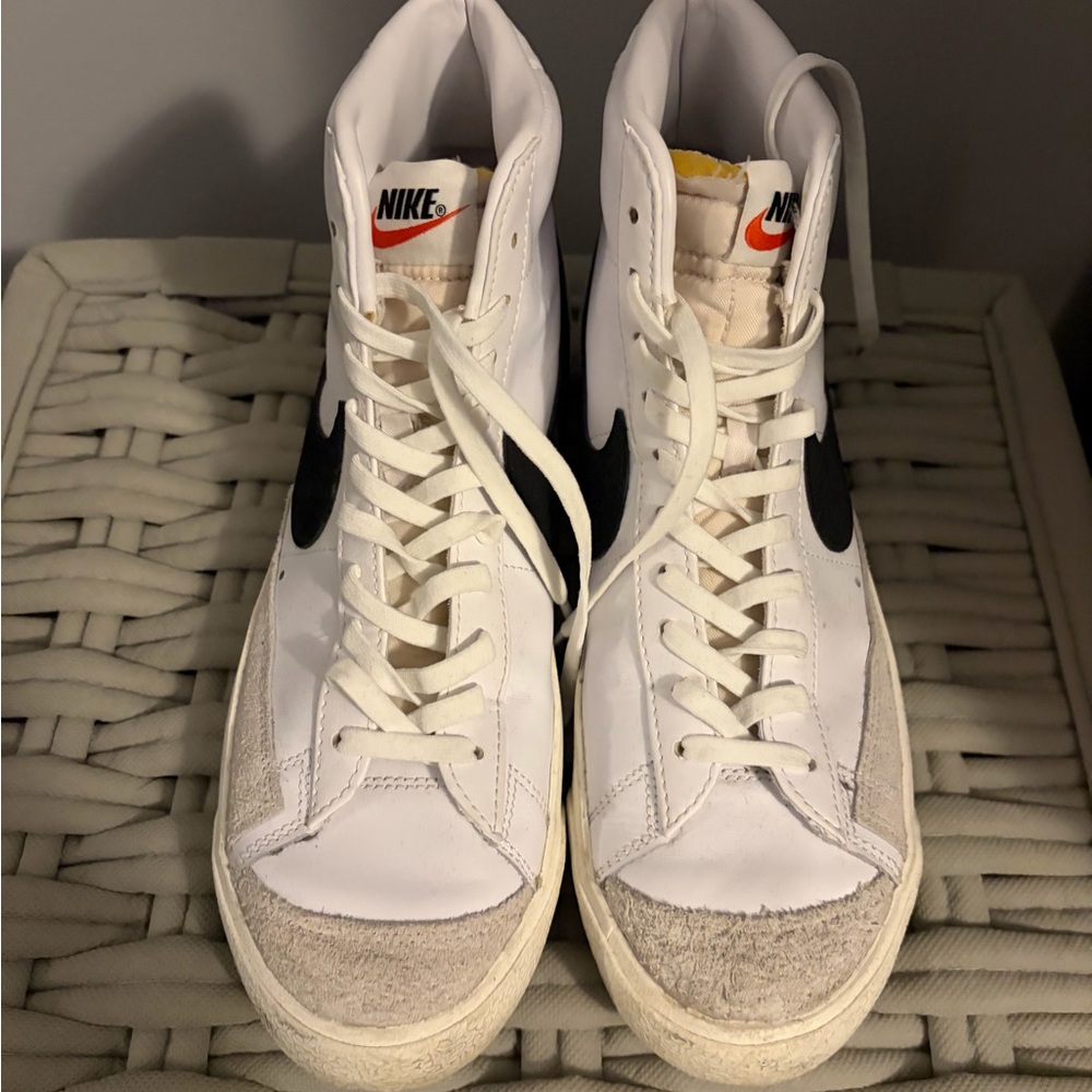 These are Nike Blazers 77 women’s size 11. - Picture 4 of 5